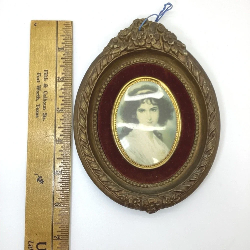 Vintage Victorian‎ Style Oval Miniature Portrait Red Velvet Gold Ornate Frame